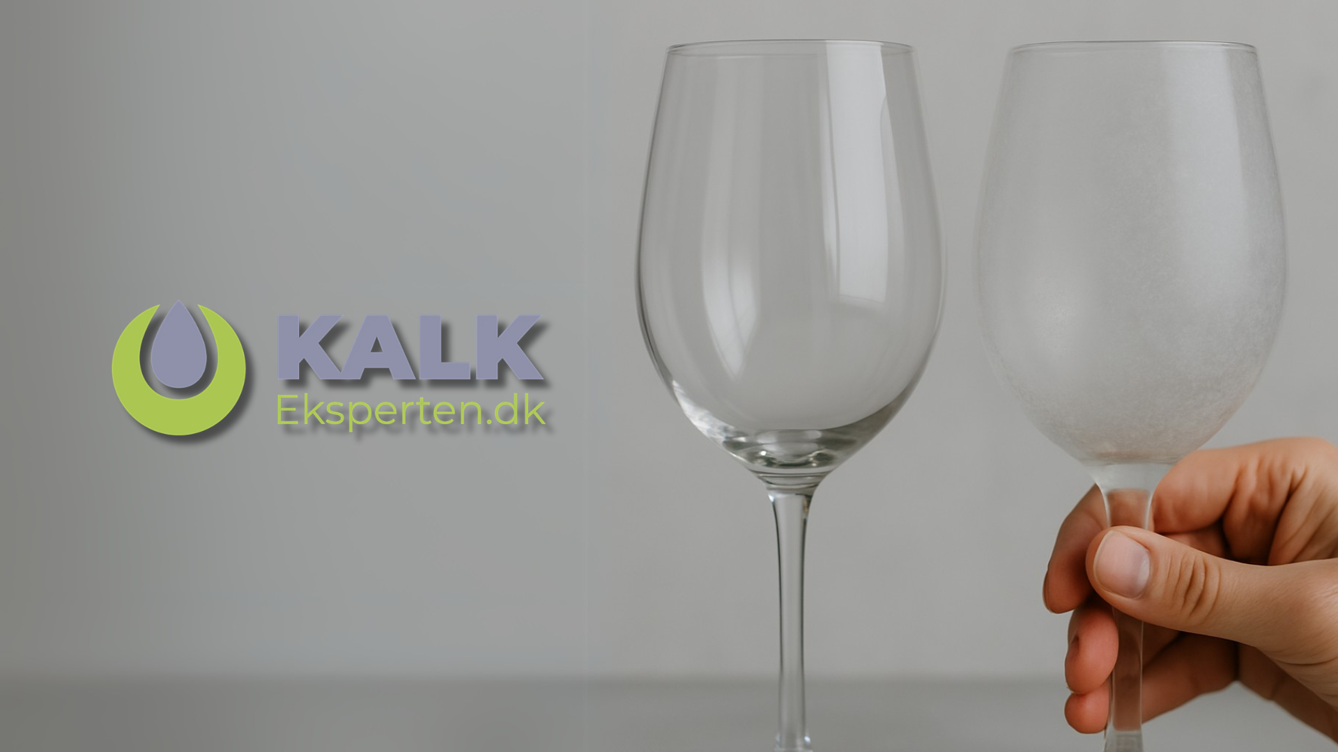 To vinglas side om side: det venstre er krystalklart, mens det højre er sløret af hvide kalkstriber og holdes af en hånd. Kalk Eksperten logo i venstre side – illustrerer forskellen på glas med og uden kalkaflejringer