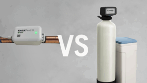 Visuel sammenligning af KalkPro 2.0 på kobberrør versus traditionelt blødgøringsanlæg med saltbeholder – illustrerer forskel på elektronisk kalkspalter, der forebygger kalkaflejringer, og et stort vandblødøringssystem